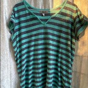 Derek heart short sleeve tee in good condition.